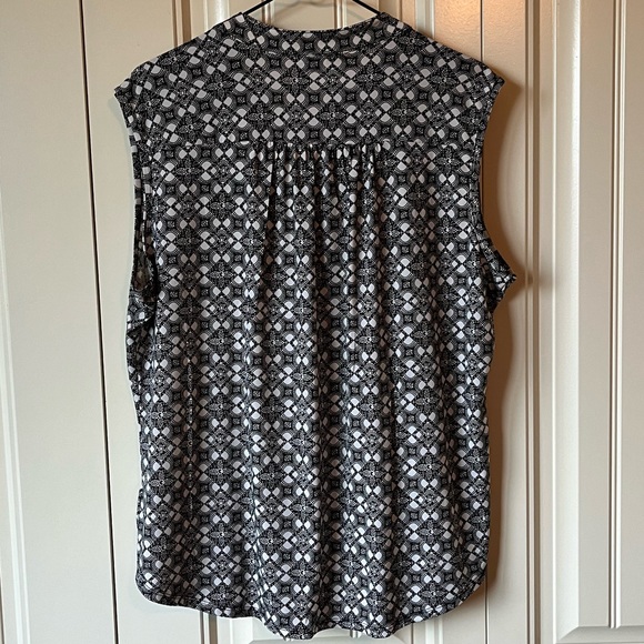 db Black and White sleeveless blouse with button detail - Picture 3 of 6